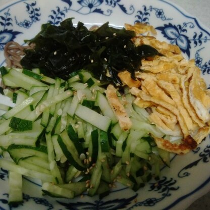 お昼にあるもので(^^;)麺は蕎麦だし、すいません。錦糸卵がふっくら美味しくできました☆レシピありがとうございますm(__)m